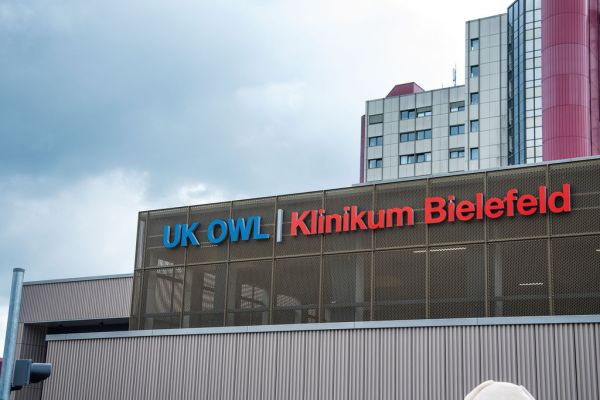 Im Juni 2026 wurde das Notfall- und Intensivmedizinische Zentrum sowie der neue Haupteingang des Klinikums Bielefeld – Mitte eröffnet.