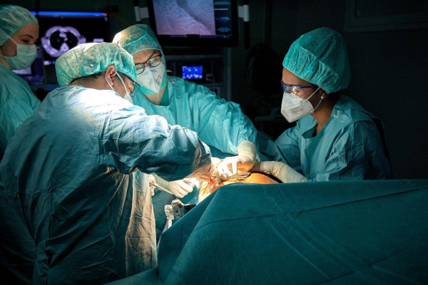 Die Thoraxchirurgie umfasst das Behandlungsspektrum für Erkrankungen im Brustraum, wie Eingriffe an den Atemwegen, der Lunge, dem Mittelfellraum und der Brustwand.