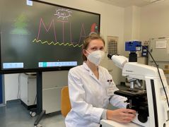 Bild Ausbildung MTLA Schülerin am Mikroskop