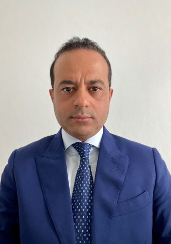 Hazim Al-Zyoud leitet seit dem 01. August 2025 den Bereich der Wirbelsäulenchirurgie am Klinikum Bielefeld – Rosenhöhe