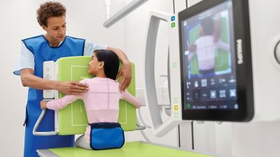 Bild von einem kleinen Mädchen im Sitzen beim Röntgen