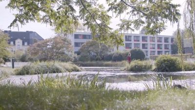 Video Teaser Bild Blick auf den Teich im Garten vom Klinikum Mitte