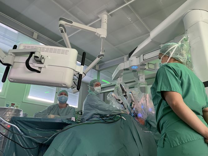 Im Operationssaal entfernen die vier Arme des OP-Roboters unter der Führung von Dr. Valdivia an der Konsole die Rippe, die bei Patientin Vanessa Childs Beschwerden verursachte.