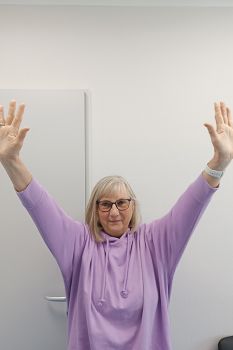 Bild von 65 jähriger Patientin streckt die Hände nach oben