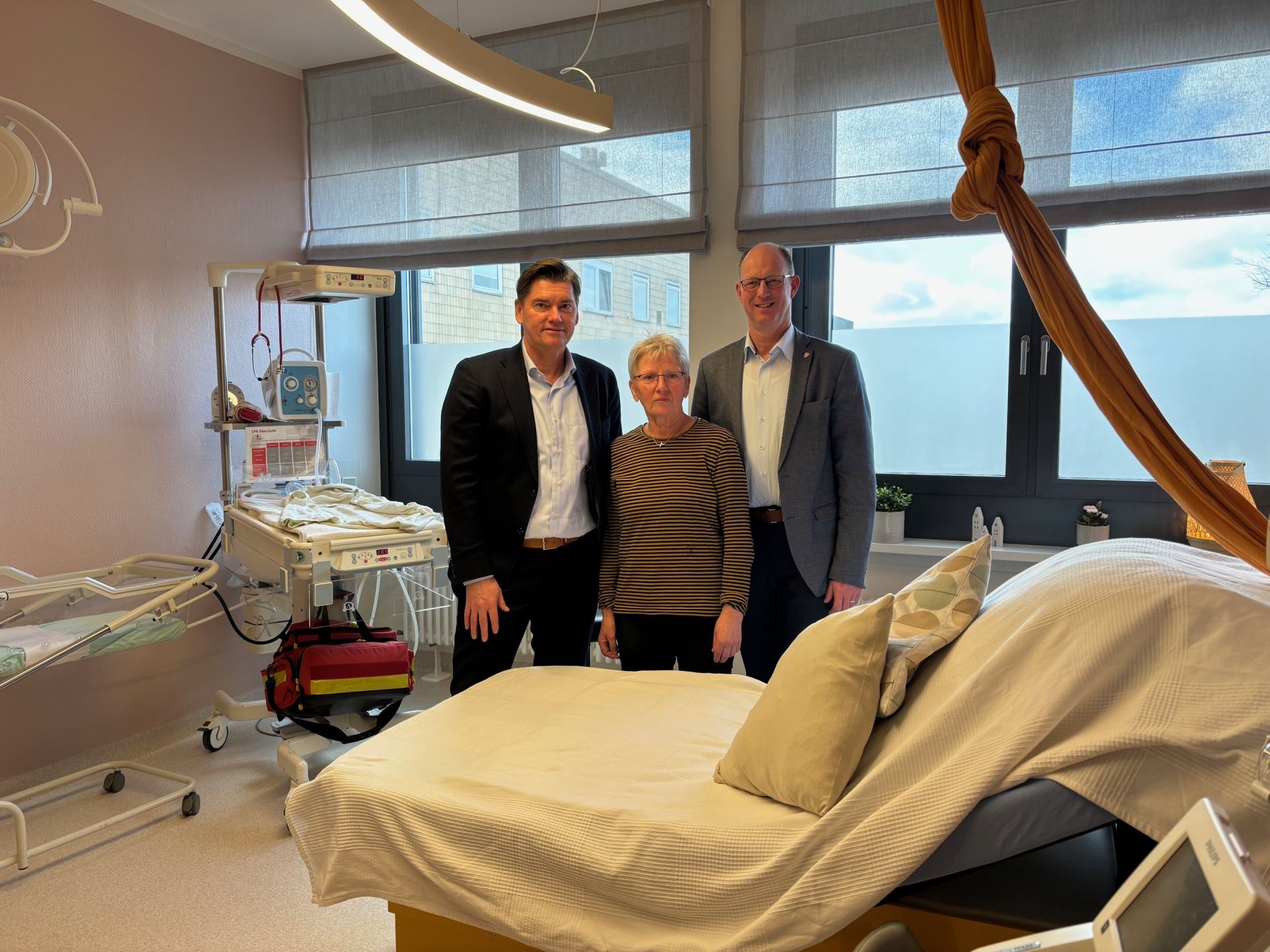 Geschäftsführer Michael Ackermann mit Patientenfürsprecherin und stellv. Vorsitzender des Fördervereins Maria Heckmann sowie Bürgermeister Thomas Tappe