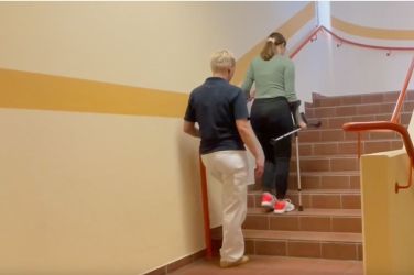 Bild Gangschulung Patientin übt das Treppensteigen