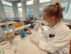Bild Ausbildung MTLA Schülerin beim Forschen Bild Ausbildung MTLA Schülerin beim Forschen