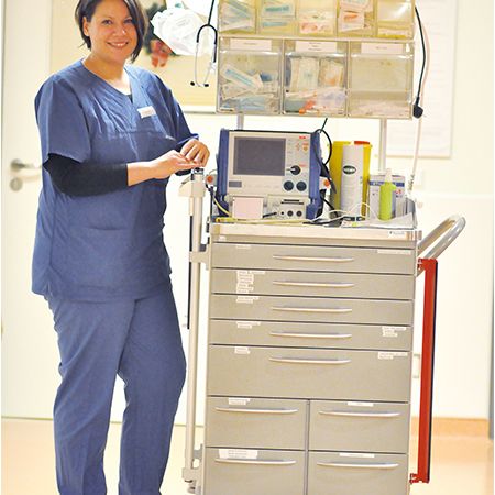 Bild von Krankenschwester mit Anästhesiewagen