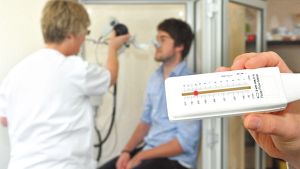 Bild Patient bei verschiedenen Lungentests Facharzt hält ein Lungenvolumenmessgerät