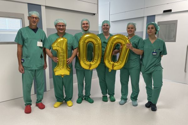 Das Team des Da Vinci Operationssaals freut sich über die erfolgreiche Durchführung von 100 Thorax-Operationen mit dem roboterassistierten Chirurgiesystem.