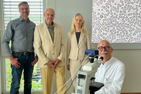 Die Repkow Stiftung lässt sich bei einem Besuch im Klinikum Bielefeld den Nutzen des neuen Mikroskops erläutern.
