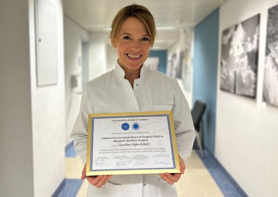 PD Dr. Carolina Pape-Köhler, Chefärztin der Adipositas Klinik am Klinikum Bielefeld-Rosenhöhe, absolvierte als erste Ärztin in Deutschland und erste Frau europaweit die Prüfung zum „Fellow of the European Board of Surgery (FEBS)“.