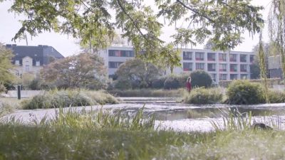 Video Teaser Bild Blick auf den Teich im Garten vom Klinikum Mitte Video Teaser Bild Blick auf den Teich im Garten vom Klinikum Mitte