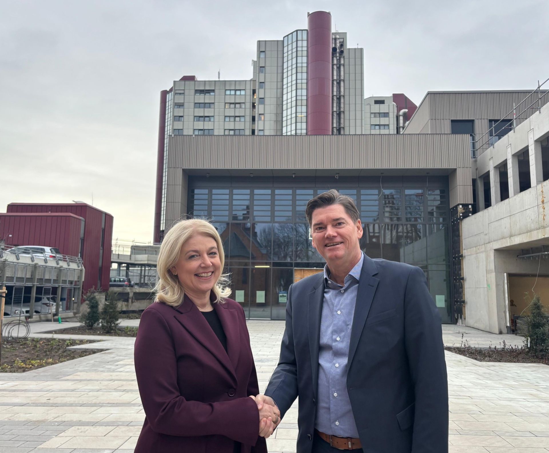 Prof. Dr. Annegret Kuhn, MBA, Medizinische Geschäftsführerin und Michael Ackermann, Kaufmännische Geschäftsführung