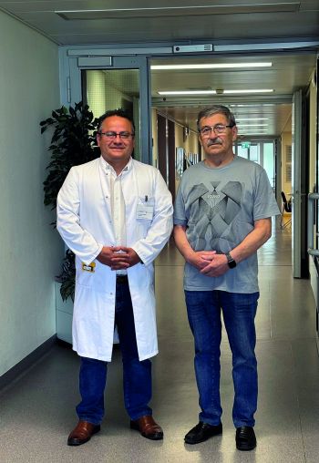 Wieder auf den Beinen: Alexander Krenz (re.) zeigt sich zwei Wochen nach seiner komplexen Lungen-OP stabil und dankbar in der Sprechstunde am Klinikum Bielefeld-Mitte.