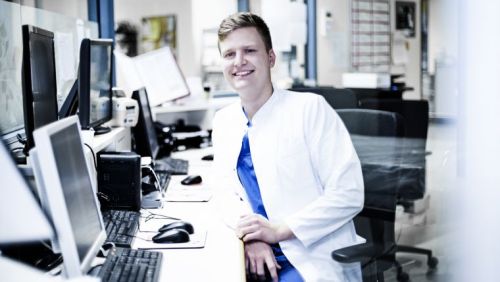 Bild von Dennis Lawin vor dem PC