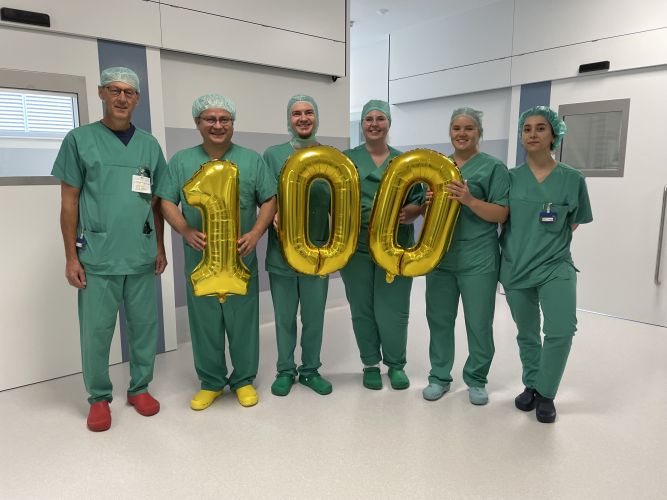 Das Team des Da Vinci Operationssaals freut sich über die erfolgreiche Durchführung von 100 Thorax-Operationen mit dem roboterassistierten Chirurgiesystem.