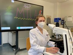Bild Ausbildung MTLA Schülerin am Mikroskop Bild Ausbildung MTLA Schülerin am Mikroskop