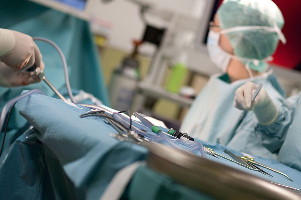 Bild Ärzte stehen im OP und Operieren minimalinvasiv