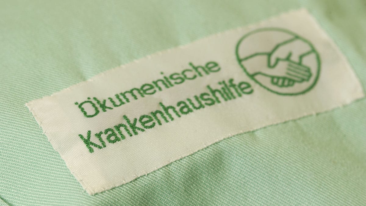 Bild Etikett eines Kittels der Grünen Damen der Ökumenischen Krankenhaushilfe
