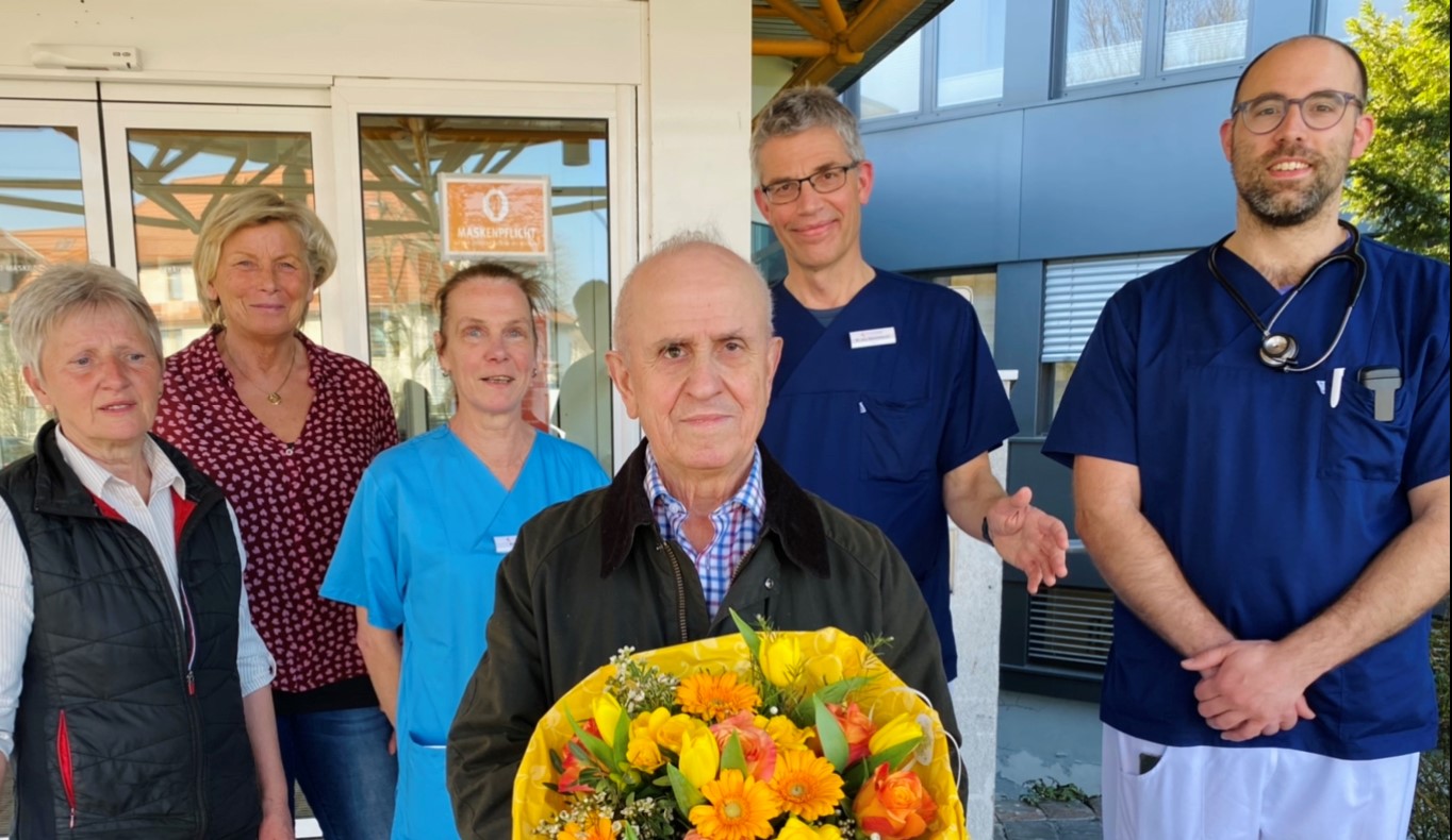 Bild Spende Förderkreis Klinikum Halle Mann hält Blumenstrauß in der Hand