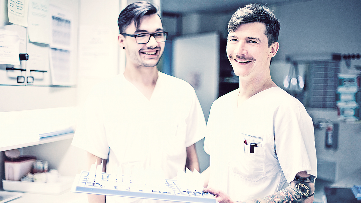 Foto von zwei Pflegern des Klinikums Bielefeld