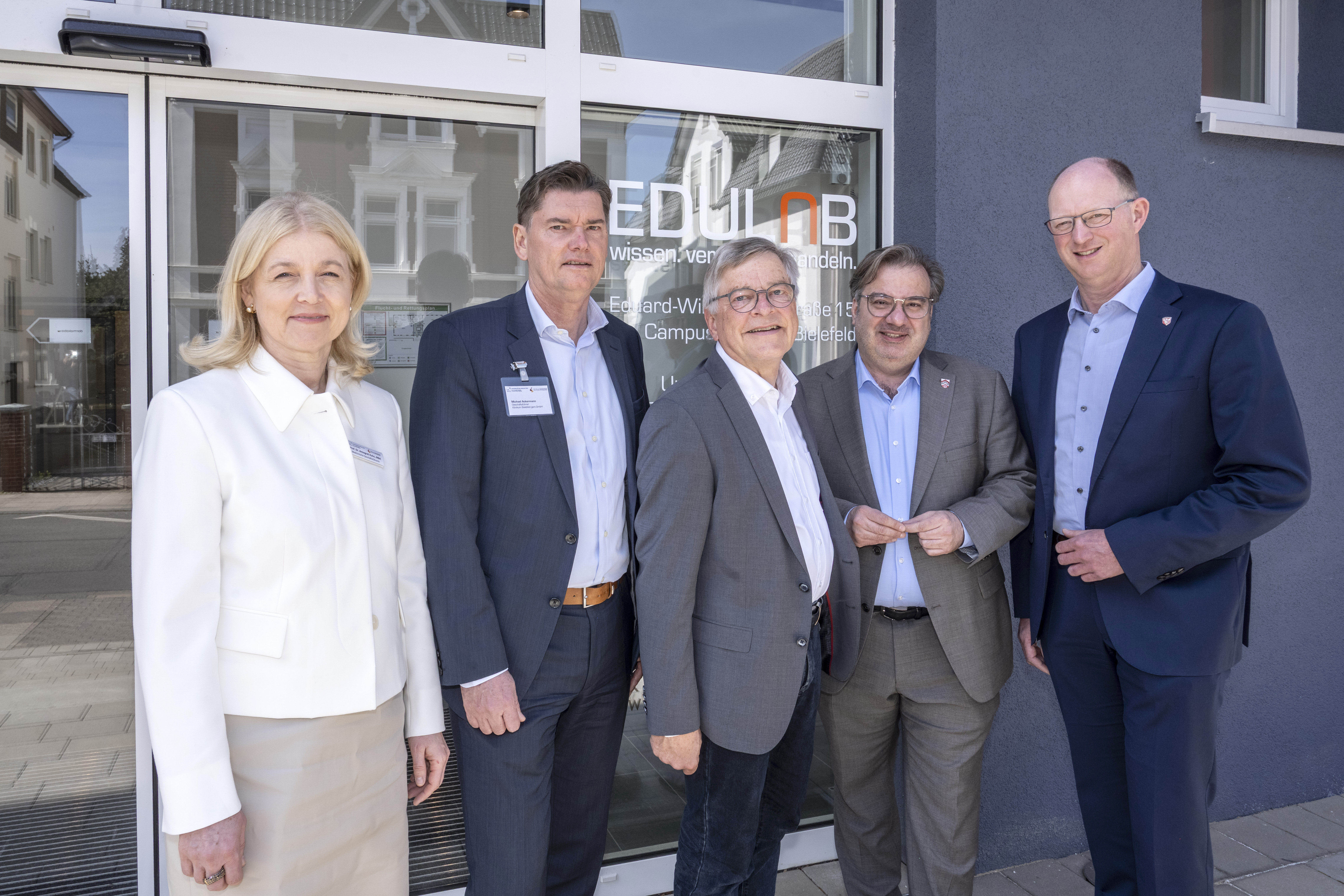Stehen für die Stärkung einer hochwertigen medizinischen Versorgung in Bielefeld: (von links) Prof. Dr. med. Annegret Kuhn, MBA; Michael Ackermann; Michael Weber; Vincenzo Copertino; Thomas Tappe