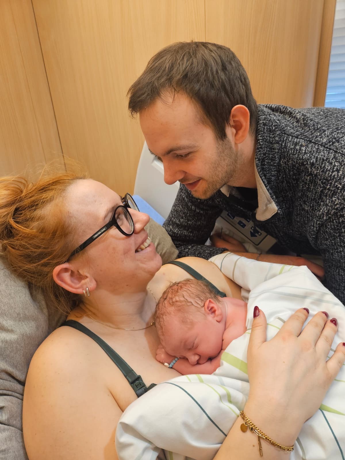 Matti Paul Symanowski kam als 400. Baby des Jahres 2025 im Kreißsaal des Klinikums Halle (Westf.) zur Welt.