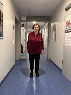 Bild Patientin im Krankenhausflur Bild Patientin im Krankenhausflur