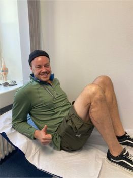 Bild Patient zeigt nach der OP seine Narbe